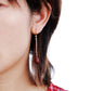Boucles d'oreilles pendantes en jaspe rouge facetté sur fond blanc