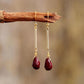 Gros plan sur le jaspe rouge facetté des boucles d'oreilles