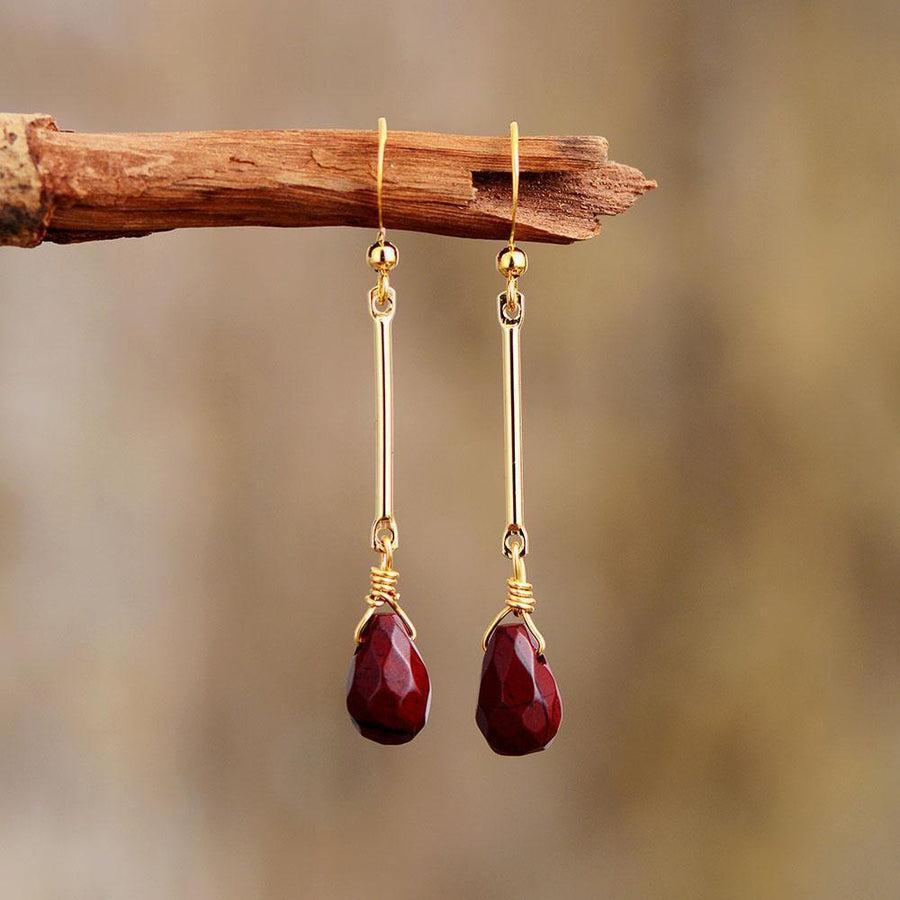 Gros plan sur le jaspe rouge facetté des boucles d'oreilles