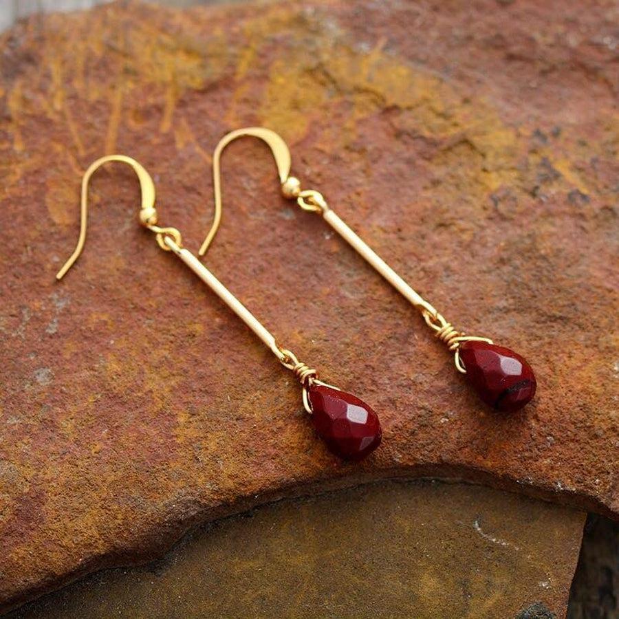 Vue latérale des boucles d'oreilles en jaspe rouge, montrant la longueur