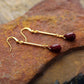 Détail des pierres facettées des boucles d'oreilles pendantes