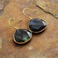 Gros plan sur la labradorite des boucles d'oreilles artisanales