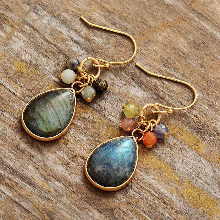 Gros plan sur la labradorite en forme de goutte d'eau