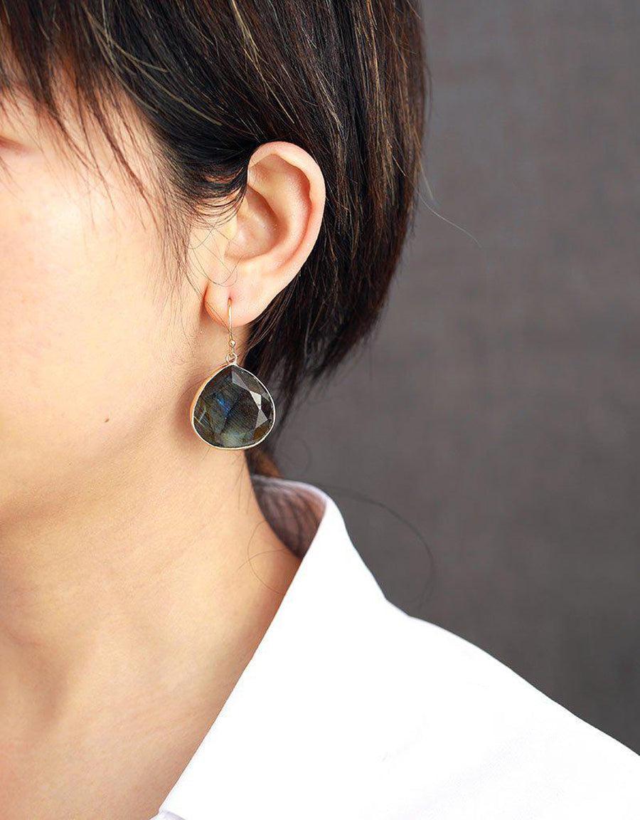 Vue latérale des boucles d'oreilles en labradorite, détails fins