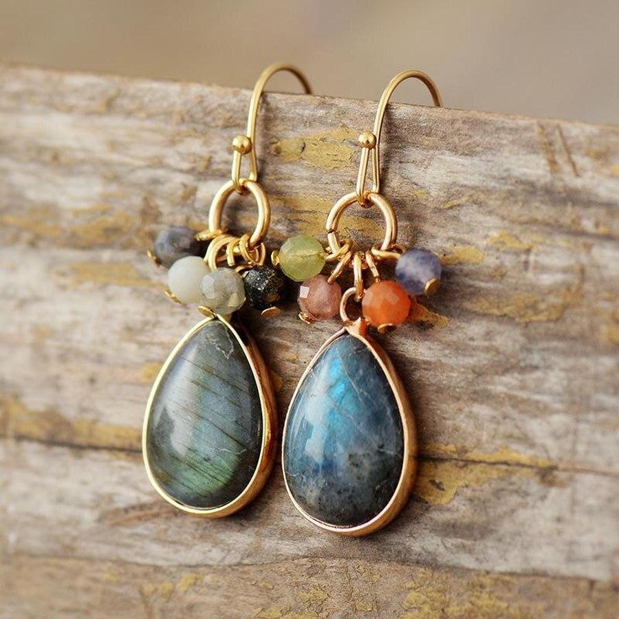 Vue latérale des boucles d'oreilles avec attache crochet doré