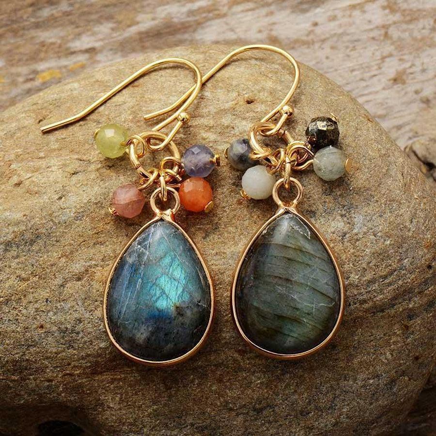 Détail des perles colorées entourant la labradorite