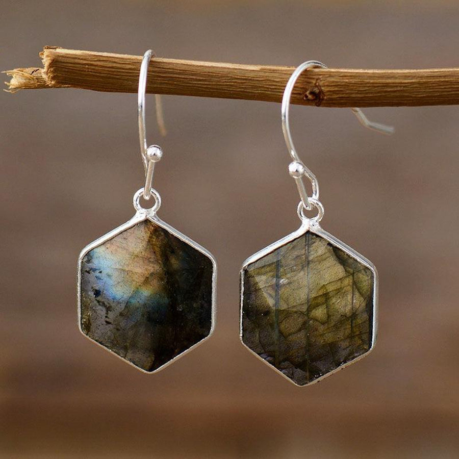 Vue de face des boucles d'oreilles en labradorite, style ethnique