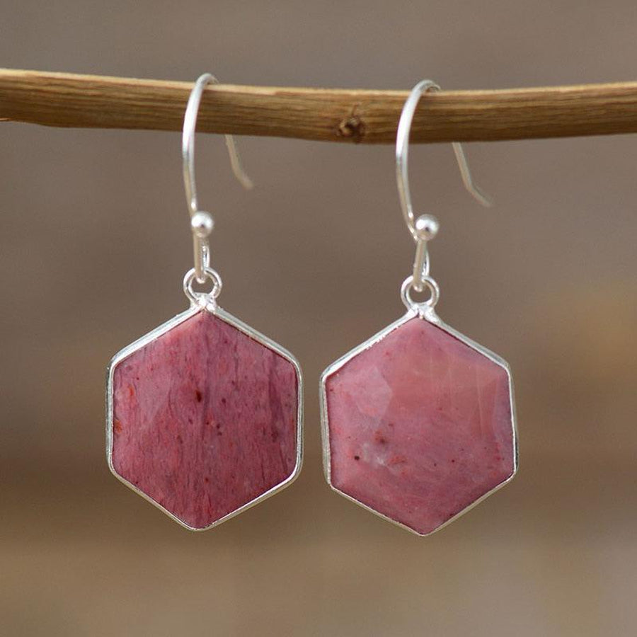 Vue latérale des boucles d'oreilles en rhodonite