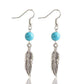 Boucles d'oreilles avec plume turquoise et perle suspendue