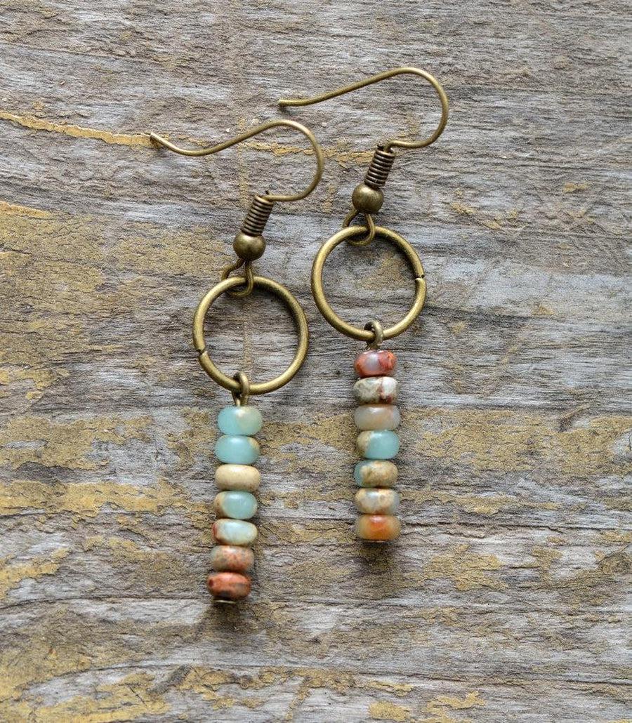 Gros plan sur pierre jaspe royal, boucles pendantes