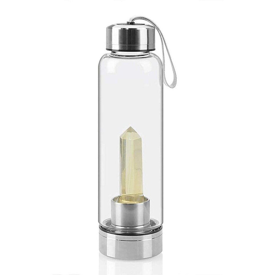 Bouteille en cristal posée sur une surface en bois