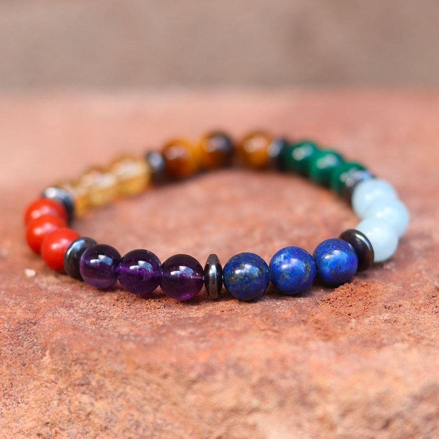 Bracelet 7 chakras entouré d'une lumière douce