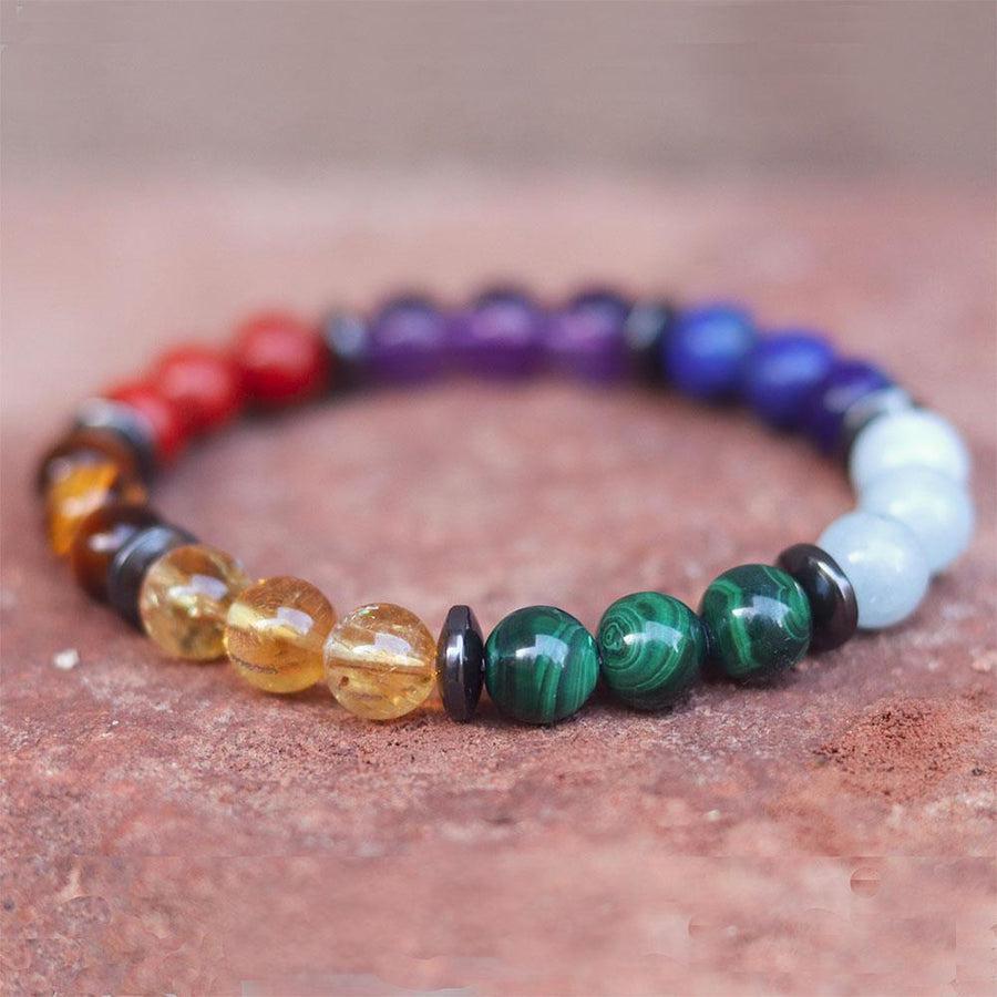 Bracelet 7 chakras enroulé sur un support clair