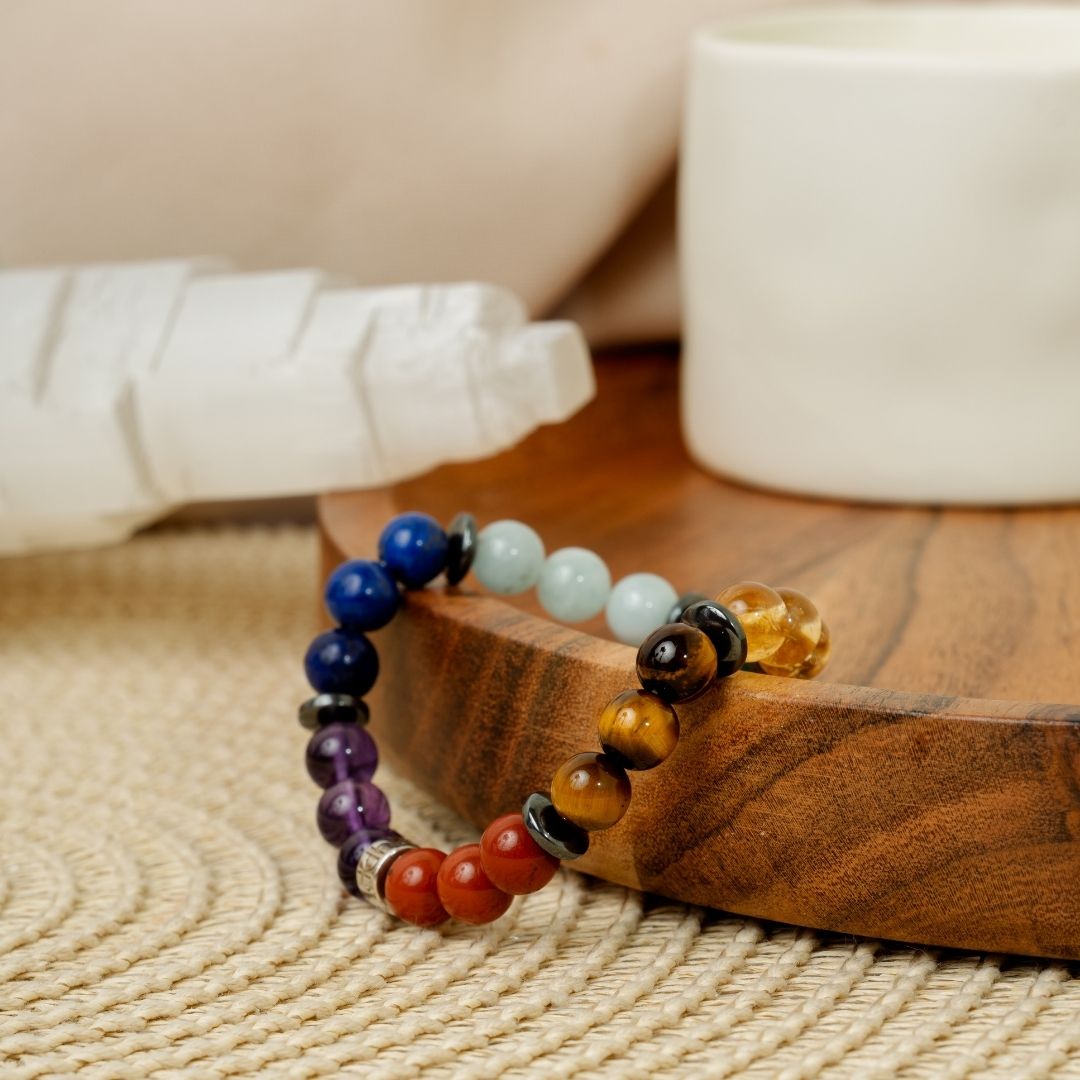 Vue latérale du bracelet avec cylindre en argent gravé