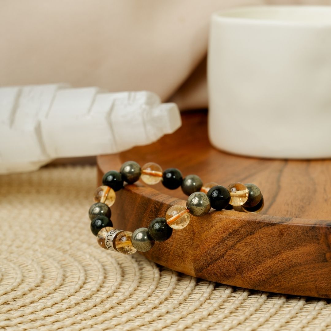 Vue latérale du bracelet montrant les différentes pierres naturelles