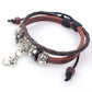 Bracelet en cuir avec symbole Om en gros plan
