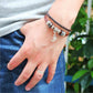 Bracelet Om en cuir porté sur un poignet