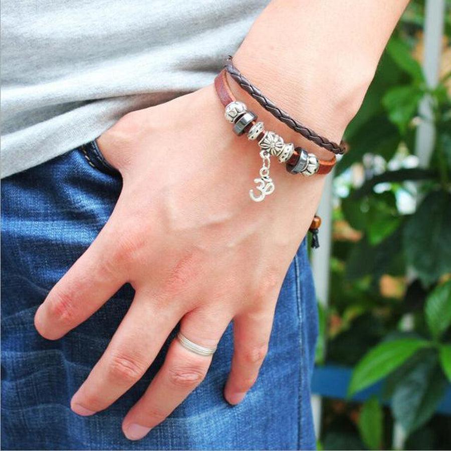 Bracelet Om en cuir porté sur un poignet