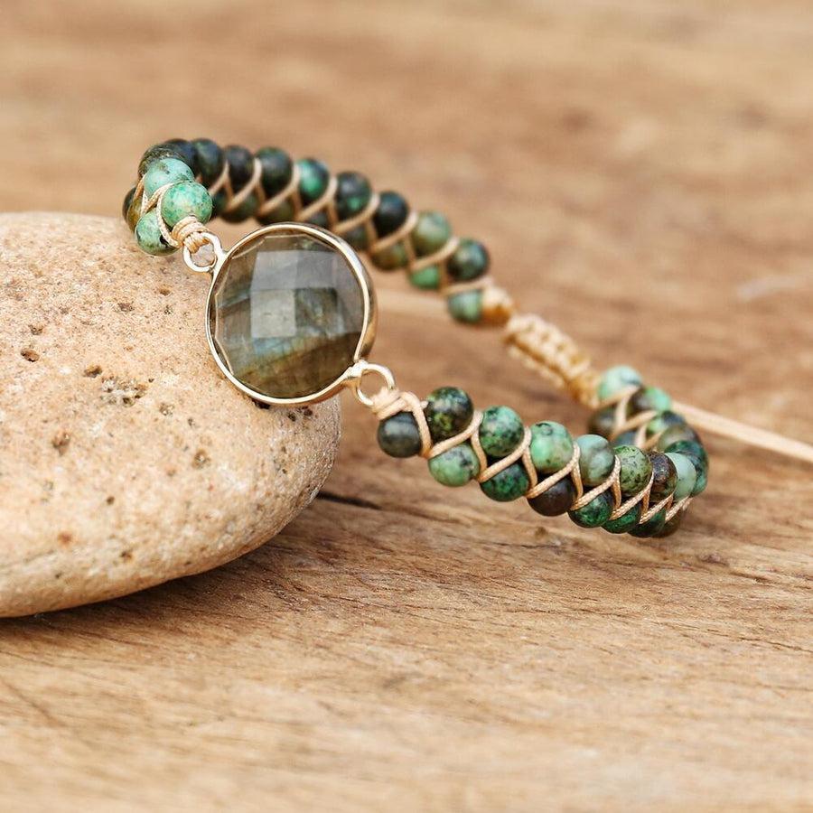 Bracelet en labradorite avec nœud coulissant sur fond blanc