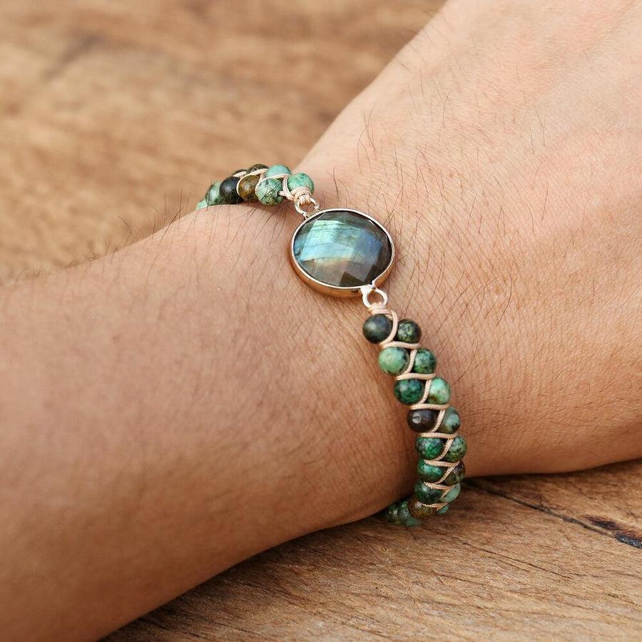 Vue rapprochée des pierres de labradorite aux reflets irisés