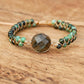 Détail du nœud coulissant brun clair du bracelet