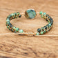 Bracelet en labradorite porté sur un poignet