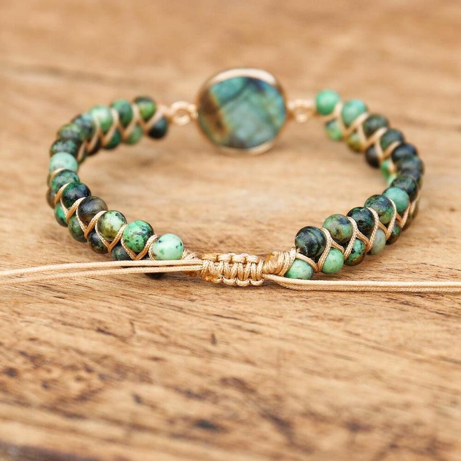 Bracelet en labradorite porté sur un poignet