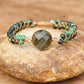 Vue d'ensemble du bracelet en labradorite sur fond neutre