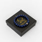 Gros plan sur perles bleues et argent du bracelet