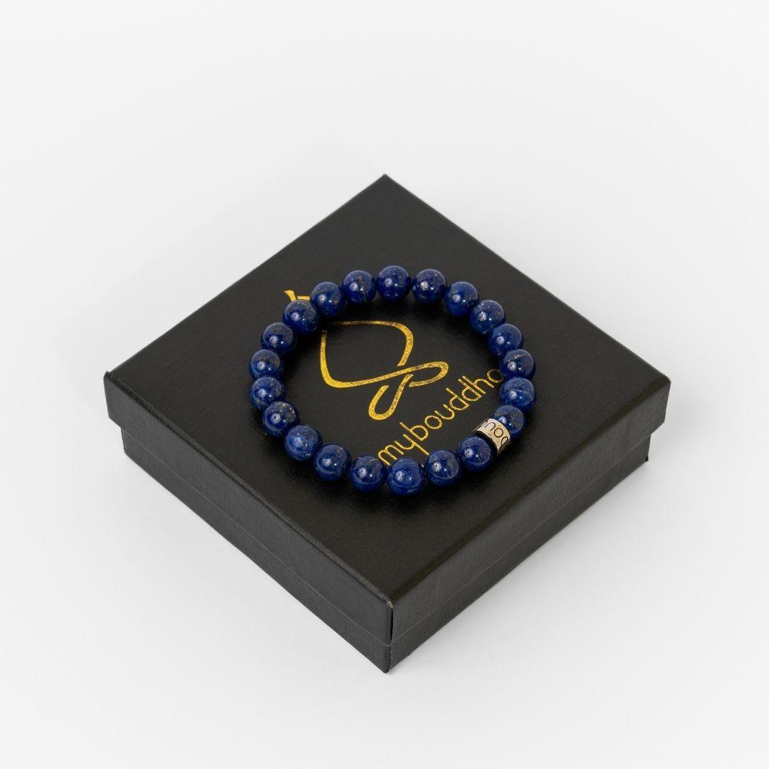 Gros plan sur perles bleues et argent du bracelet