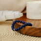 Vue latérale du bracelet en pierre naturelle Lapis Lazuli