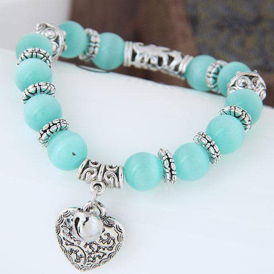 Bracelet en perles d'Œil de chat bleu sur fond blanc