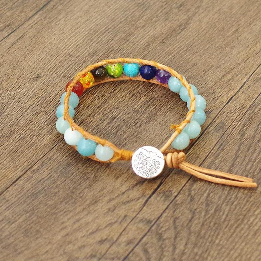 Bracelet en perles colorées sur cordon en cuir avec arbre de vie