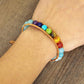 Gros plan sur les perles du bracelet, nuances bleues et chakras