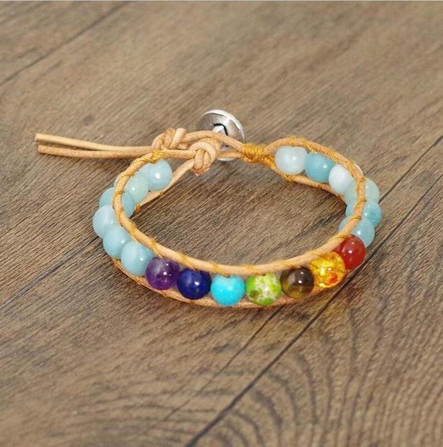 Détail du fermoir du bracelet, arbre de vie en métal gravé