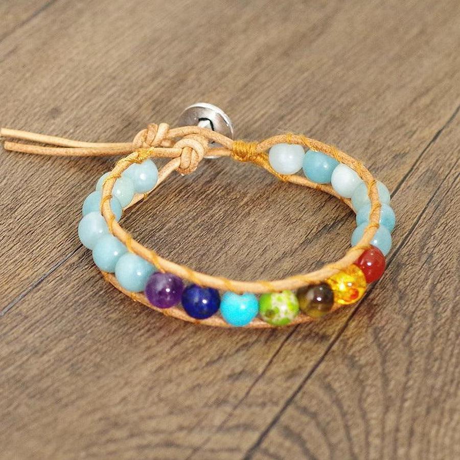 Ensemble du bracelet montrant les perles et le cordon en cuir