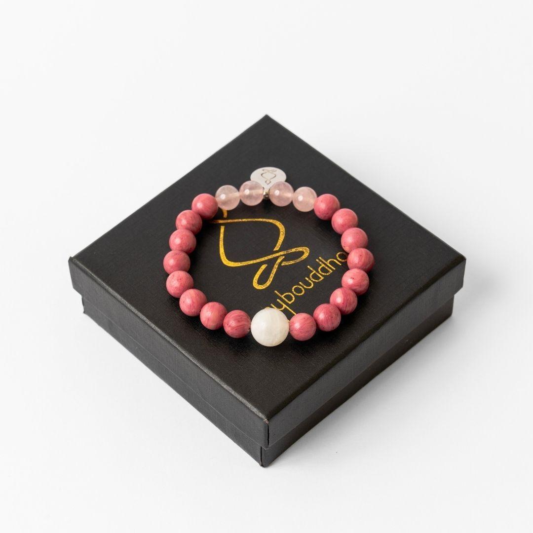 Gros plan sur perles de quartz rose, rhodochrosite et pierre de lune