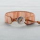 Bracelet en agate rose sur fond blanc, pierres taillées
