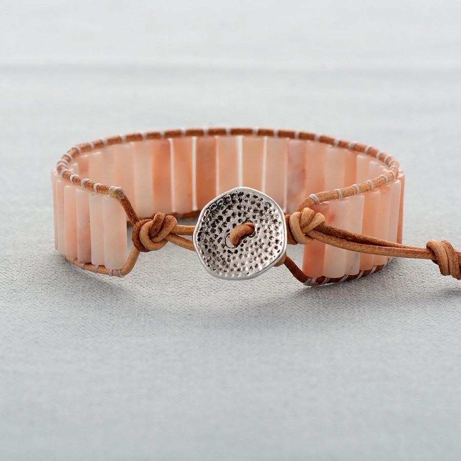 Bracelet en agate rose sur fond blanc, pierres taillées