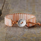 Gros plan sur pierres d'agate rose et cuir ajustable