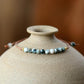 Gros plan sur les perles de jaspe du bracelet