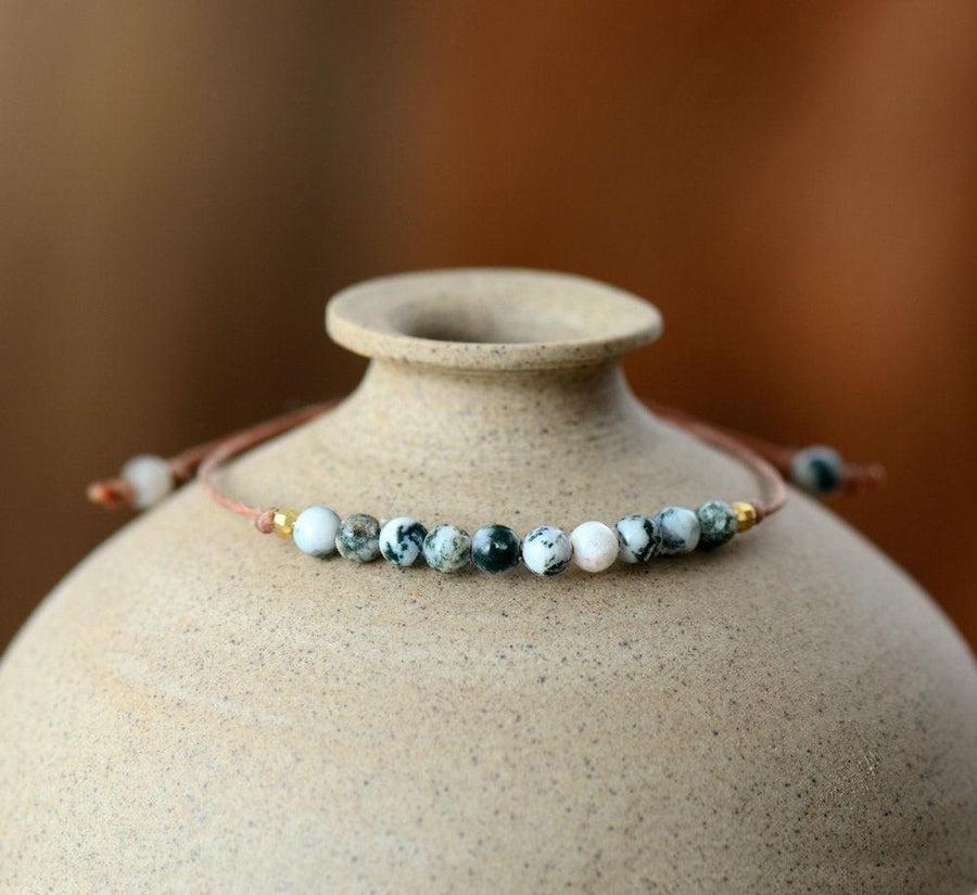 Gros plan sur les perles de jaspe du bracelet