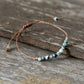 Vue latérale du bracelet en cuir et jaspe
