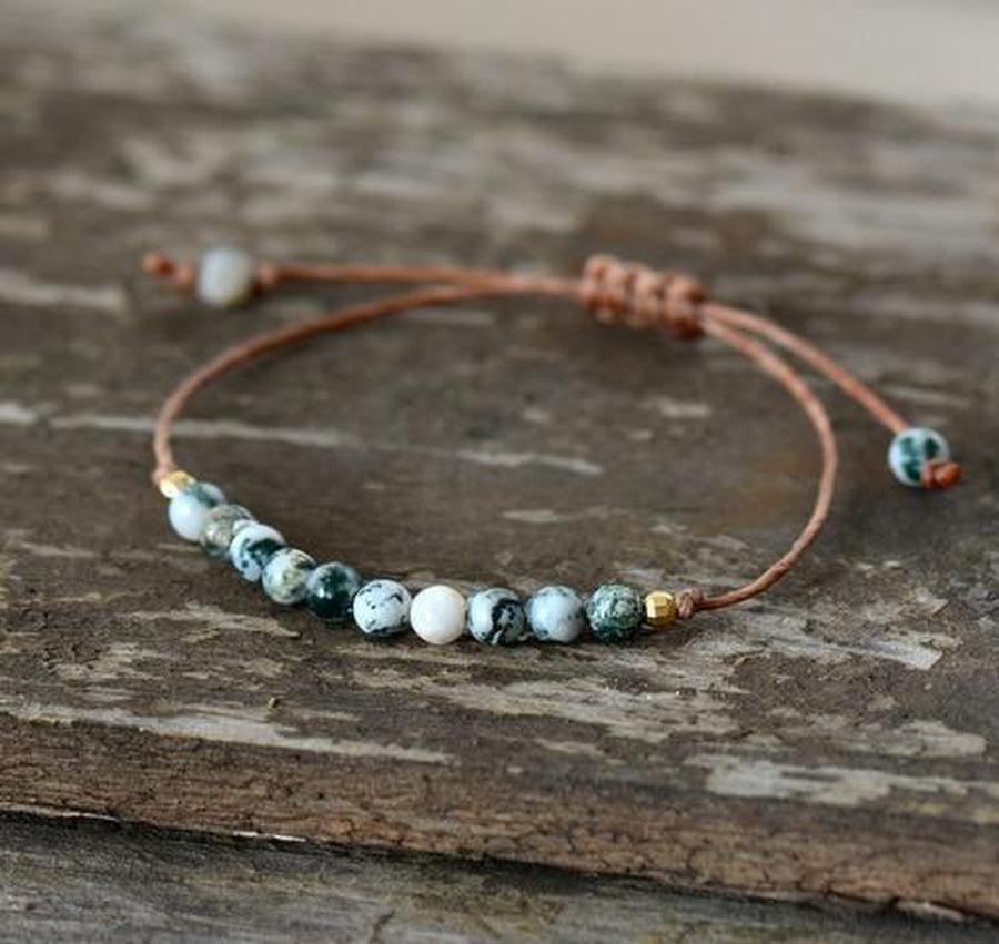 Détail du nœud coulissant du bracelet en jaspe