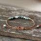 Bracelet en jaspe naturel sur fond neutre