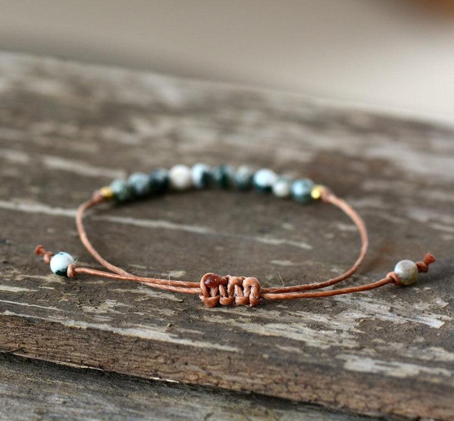 Bracelet en jaspe naturel sur fond neutre