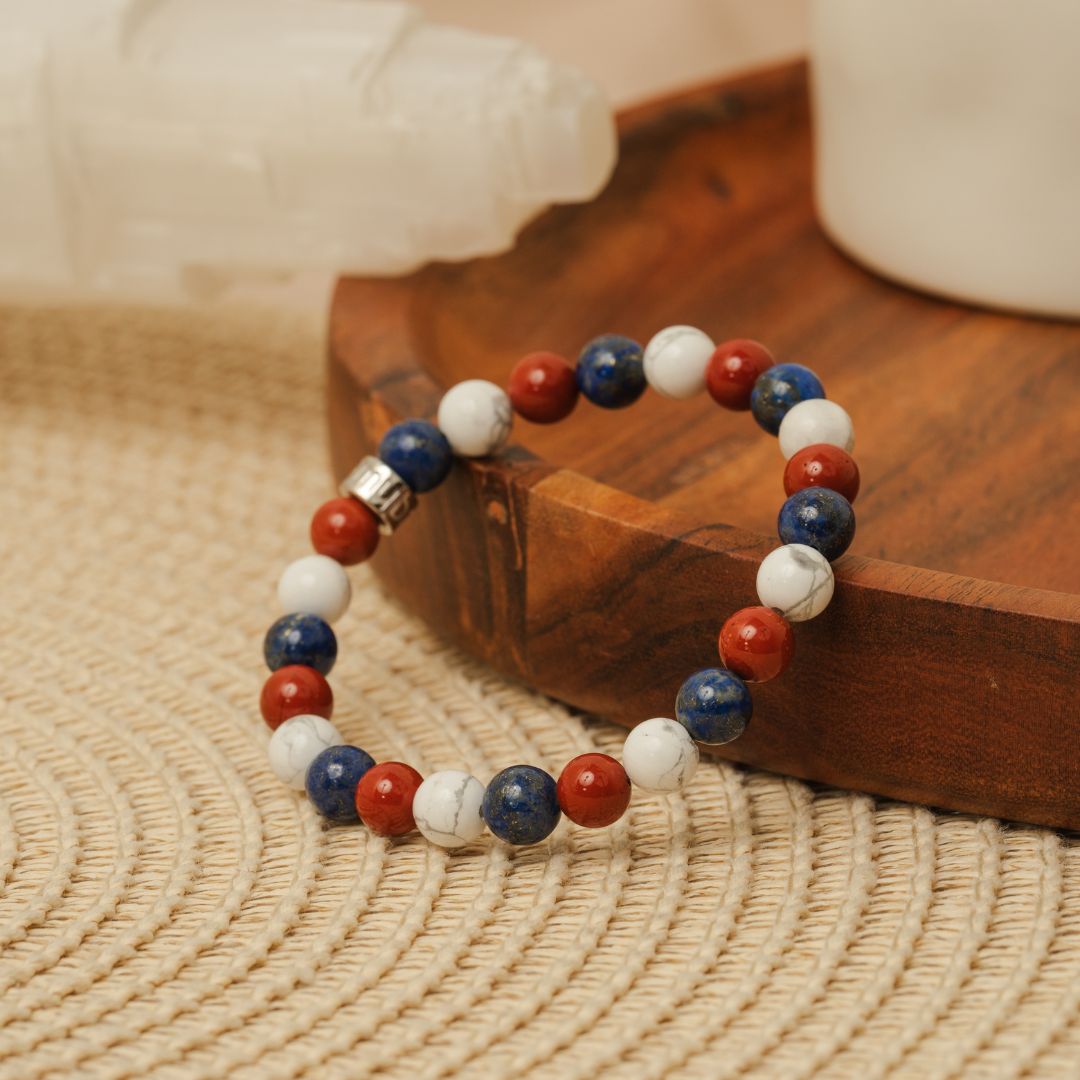 Gros plan sur les perles de Lapis Lazuli et Howlite du bracelet