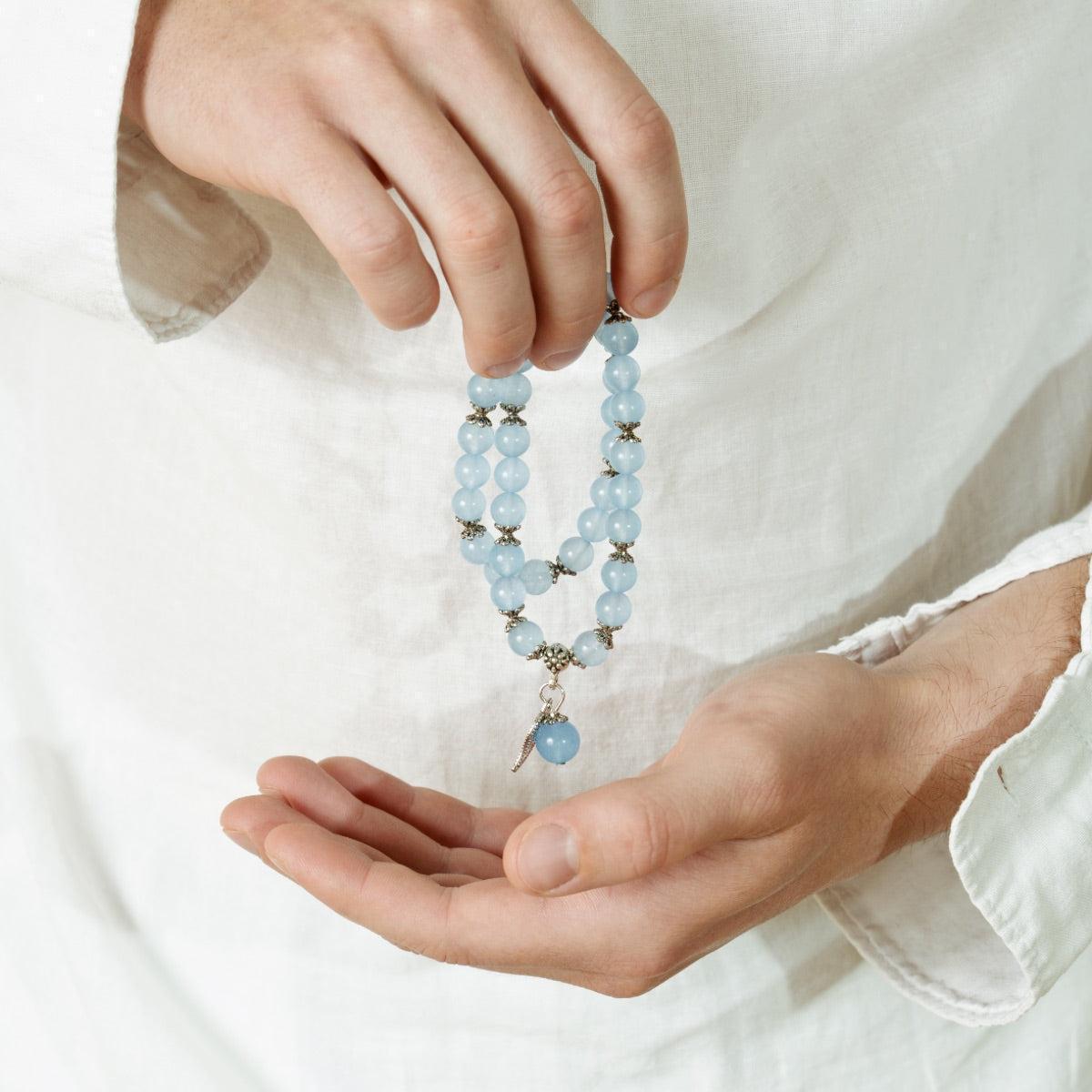 Vue rapprochée du bracelet avec perles bleues et argent