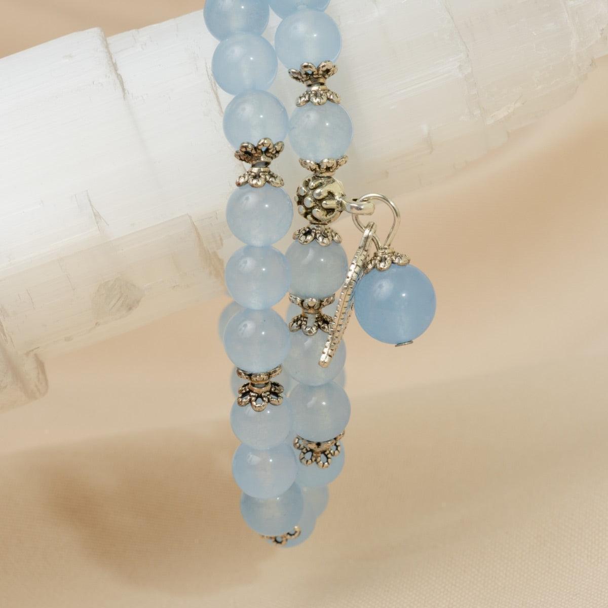 Perles de calcédoine séparées par motifs floraux argentés