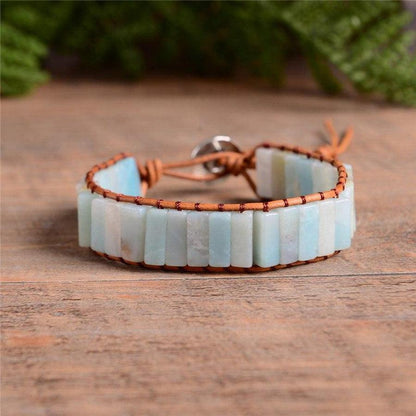 Gros plan sur le bouton arbre de vie du bracelet